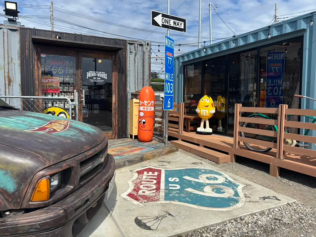 店舗入り口の外観。アメリカンヴィンテージスタイルで装飾され、エメラルドグリーンに塗装されたクラシックシボレートラックが左側に展示されている。トラックには年代物のような風合いを出すためのエイジング加工が施されている