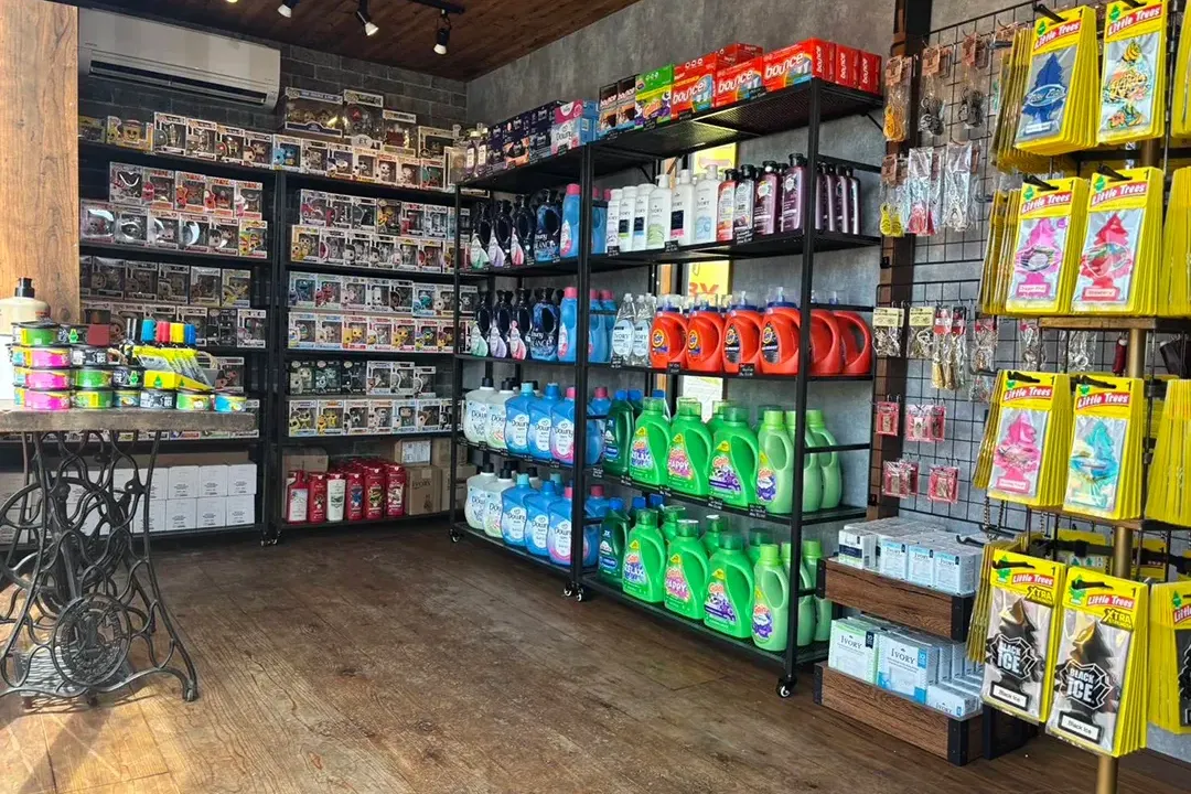 カーケア用品と生活雑貨の小売店内観。洗剤類、芳香剤、コレクターズアイテムが陳列された販売フロア